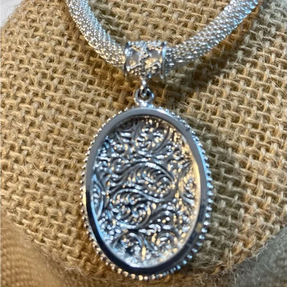NWOT 1928 CLASSIC COLLECTION SIGNATURE BLACK FROST CAMEO PENDANT